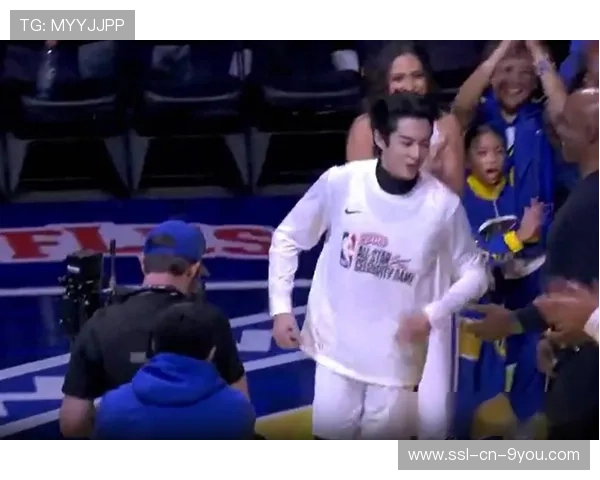 全明星名人赛现场：娱乐明星与退役球员同场竞技，气氛轻松热烈