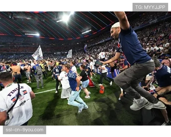 比赛因球迷投掷杂物中断十分钟,欧足联启动调查程序